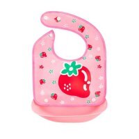 BOCIOLAND Śliniak ceratowy z odpinaną kieszonką Truskawka